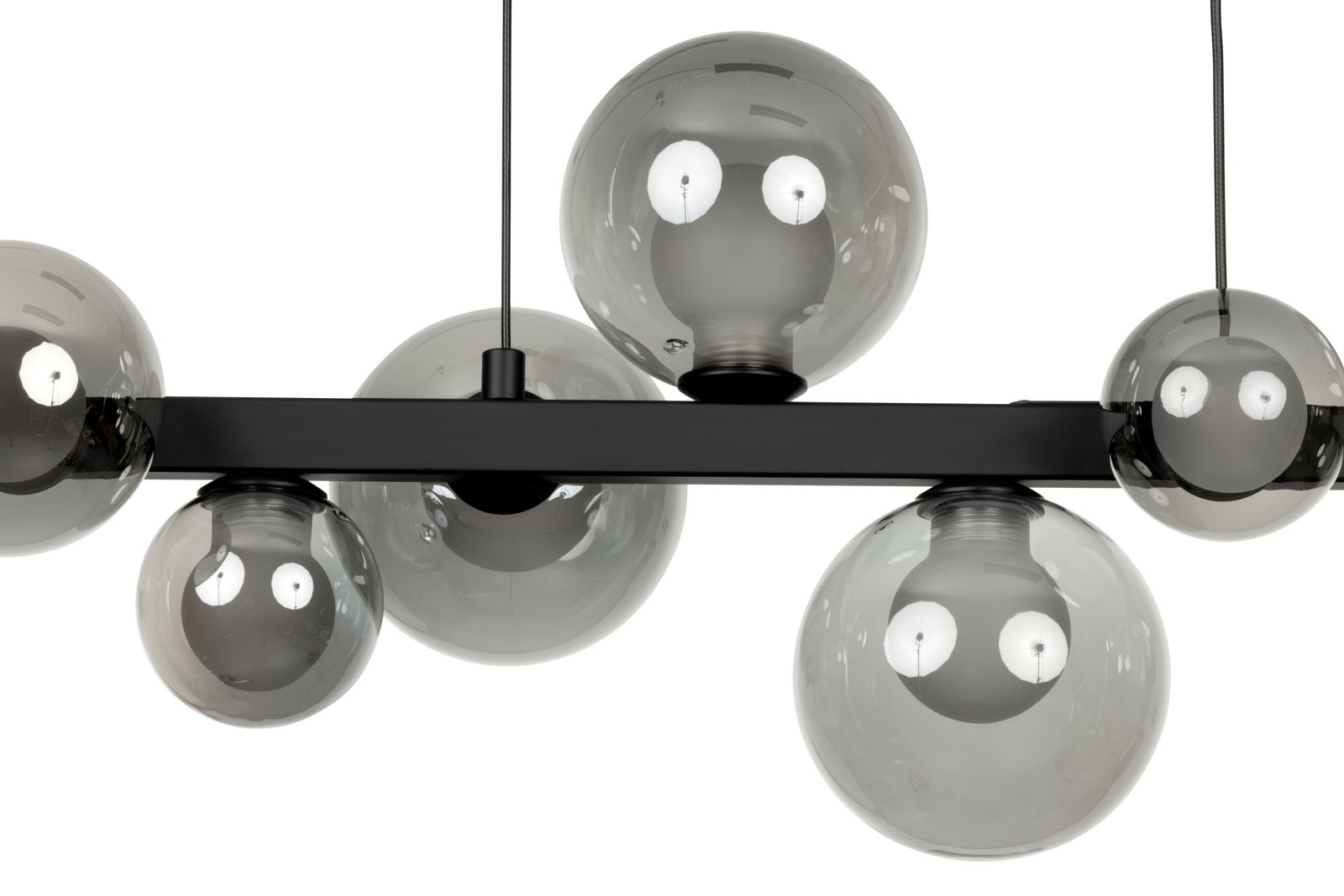 Moderne LED-Hängeleuchte mit mehreren rauchgrauen Glaskugeln, seitliche Perspektive.