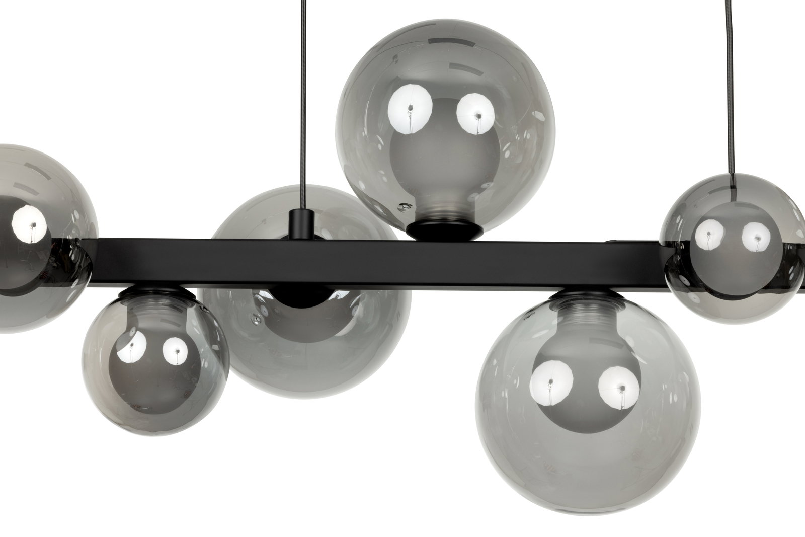 Moderne LED-Hängeleuchte mit mehreren rauchgrauen Glaskugeln, seitliche Perspektive.