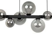 Moderne LED-Hängeleuchte mit mehreren rauchgrauen Glaskugeln, seitliche Perspektive.