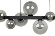 Moderne LED-Hängeleuchte mit mehreren rauchgrauen Glaskugeln, seitliche Perspektive.