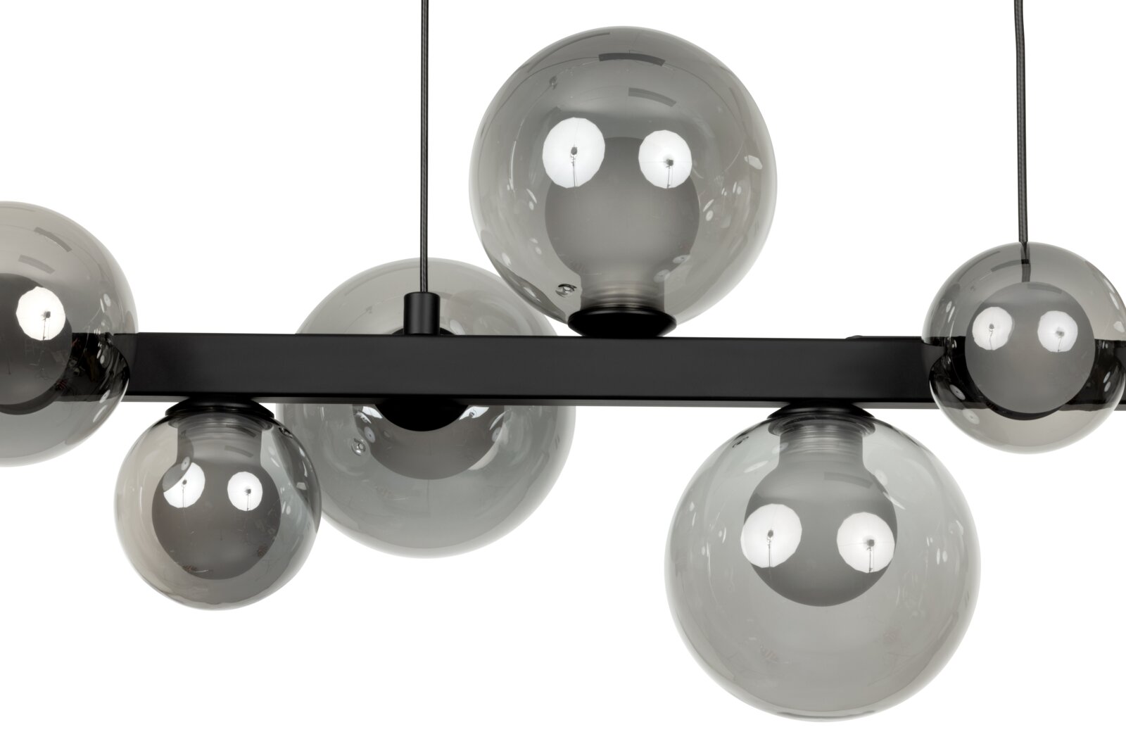 Moderne LED-Hängeleuchte mit mehreren rauchgrauen Glaskugeln, seitliche Perspektive.