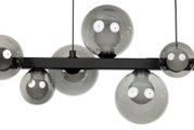 Moderne LED-Hängeleuchte mit mehreren rauchgrauen Glaskugeln, seitliche Perspektive.