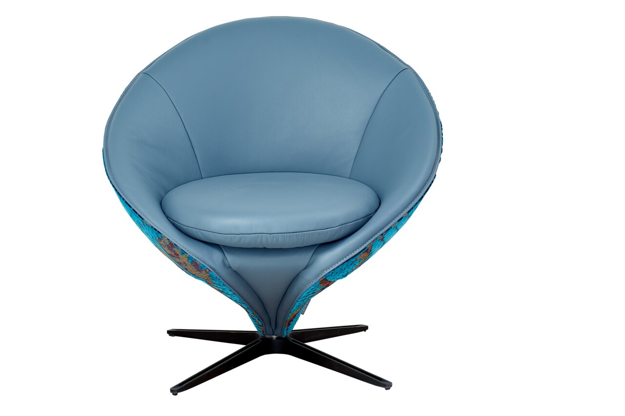 Moderne blauwe fauteuil met ronde vorm en zwarte draaivoet, vooraanzicht