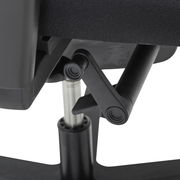 Nahaufnahme der Mechanik eines Drehstuhls von unten, zeigt Hebel und Gasfeder.