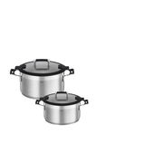Zwei Edelstahlkochtöpfe aus dem 4-teiligen Topfset SILENCE PRO, Ansicht von schräg oben, mit Glasdeckeln und schwarzen Griffen.