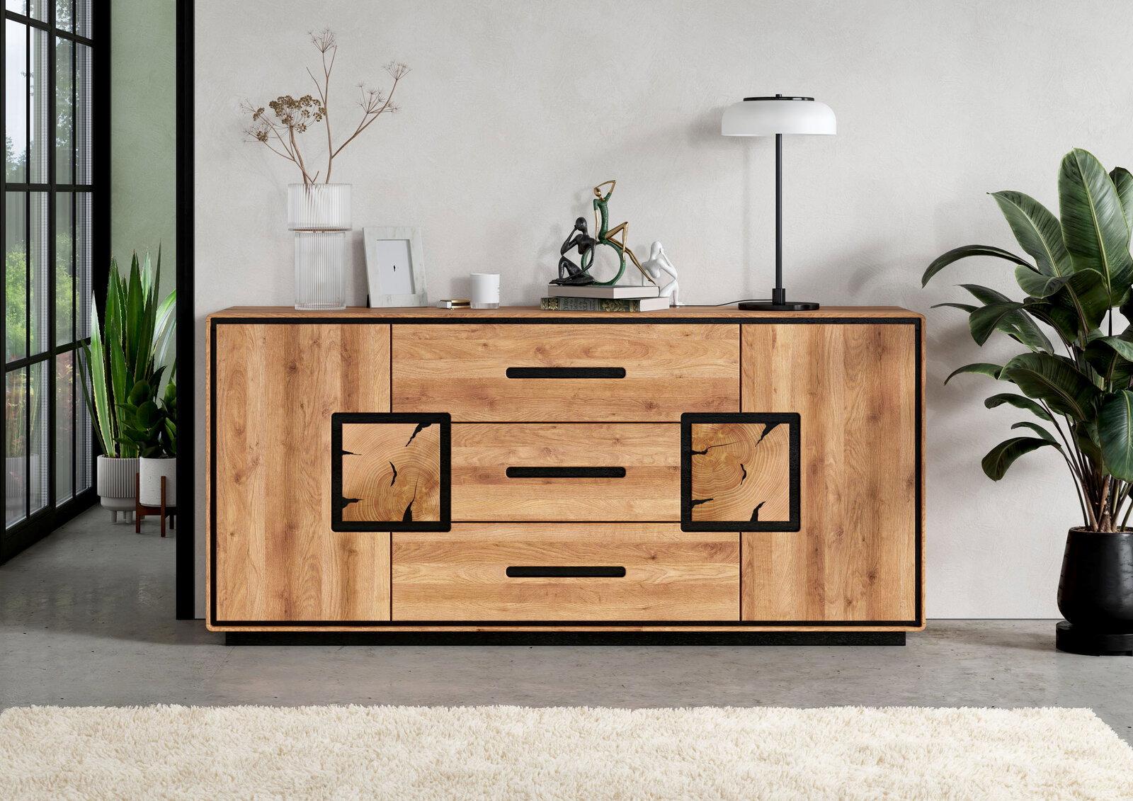 Moderne Holz-Kommode/Sideboard in Eiche-Optik mit schwarzen Griffleisten und dekorativen schwarzen Quadratelementen auf den Schubladen, frontal aus Augenhöhe fotografiert, in einem hellen Wohnraum mit Deko und Pflanzen.