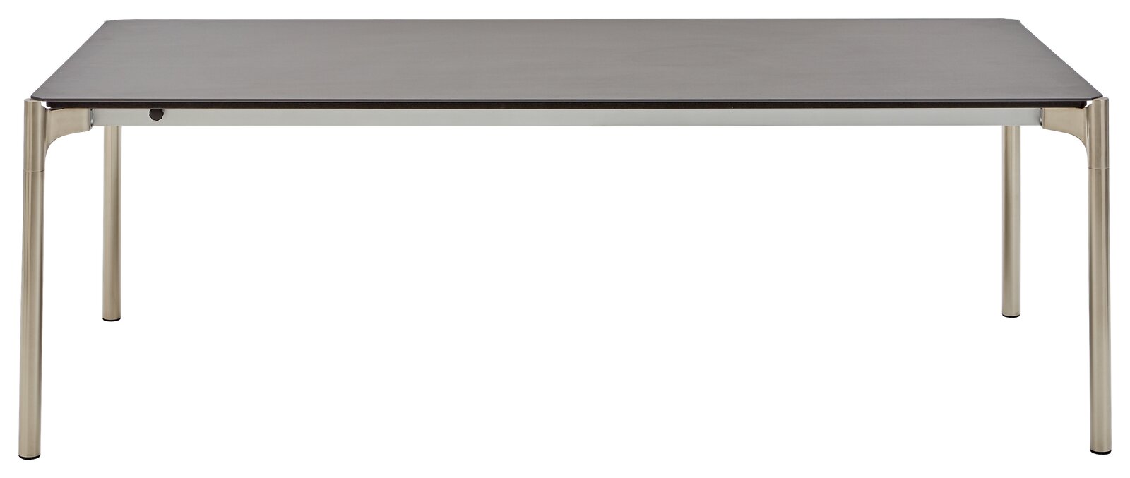 Moderner Esstisch mit schlanken Metallbeinen, seitliche Perspektive