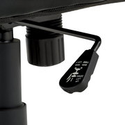 Nahaufnahme eines Hebels unter einem Chefsessel, der zur Höhenverstellung und Arretierung dient.