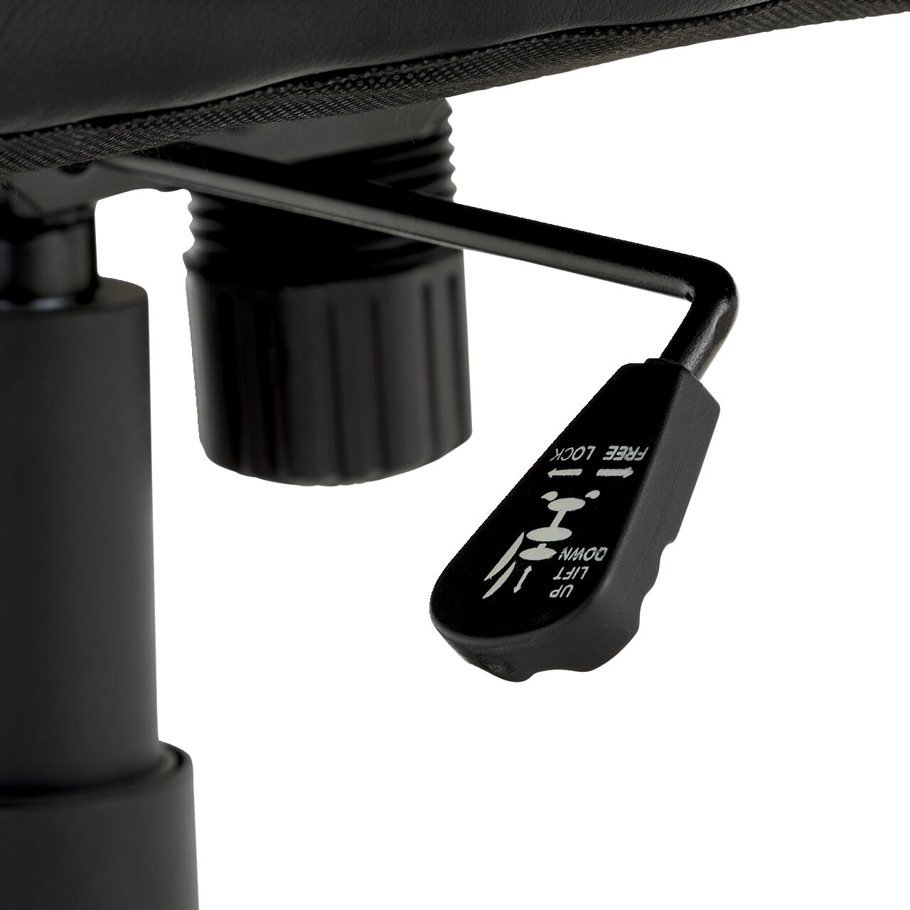 Nahaufnahme eines Hebels unter einem Chefsessel, der zur Höhenverstellung und Arretierung dient.