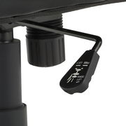 Nahaufnahme eines Hebels unter einem Chefsessel, der zur Höhenverstellung und Arretierung dient.