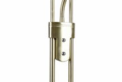 Nahaufnahme eines goldfarbenen Teils des LED-Fluters ORSON, 27W+4,5W, aus seitlicher Perspektive.