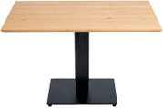 Eet- of bartafel met rechthoekig houten blad en zwart metalen onderstel, gezien van voren.