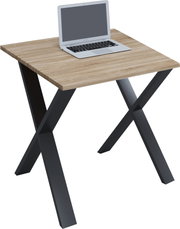 Moderner Schreibtisch mit heller Holzplatte in Eichenoptik und schwarzen X-förmigen Metallbeinen, mit aufgeklapptem Laptop auf der Tischplatte, Ansicht schräg von oben (3/4-Perspektive)