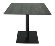 Vierkante bartafel met donker tafelblad en zwart onderstel, gefotografeerd van voren.