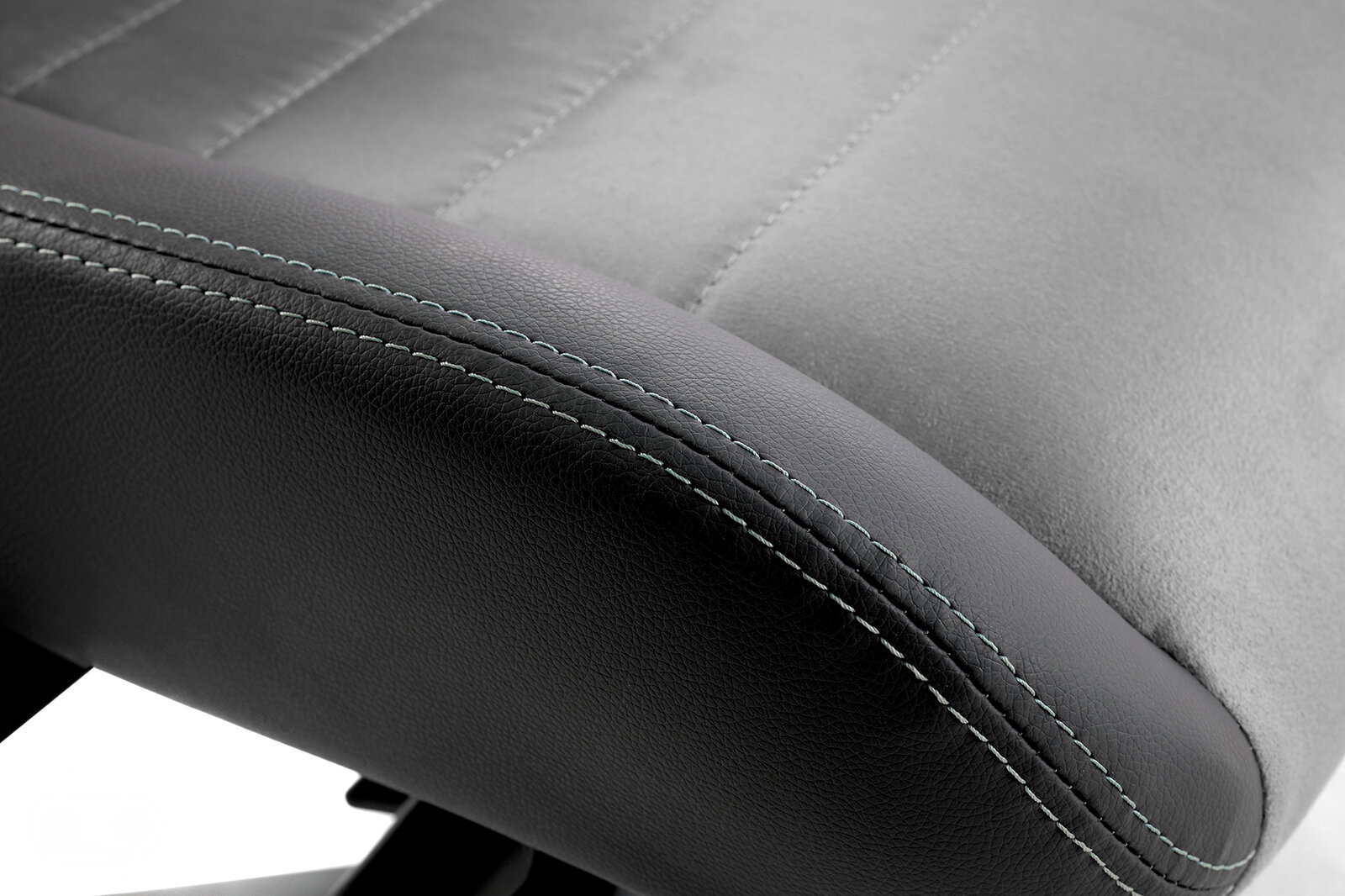 Nahaufnahme eines Gaming Stuhlsitzes mit schwarzem Kunstleder und grauem Stoff, seitliche Perspektive