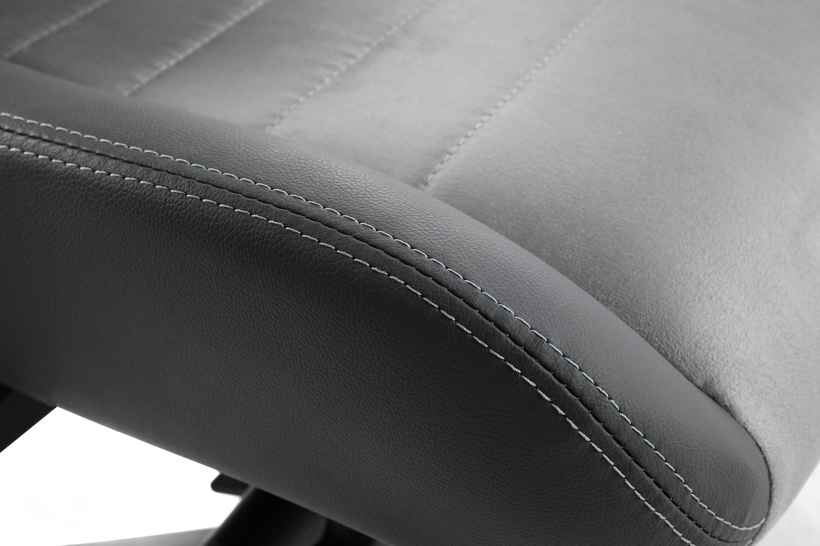 Nahaufnahme eines Gaming Stuhlsitzes mit schwarzem Kunstleder und grauem Stoff, seitliche Perspektive