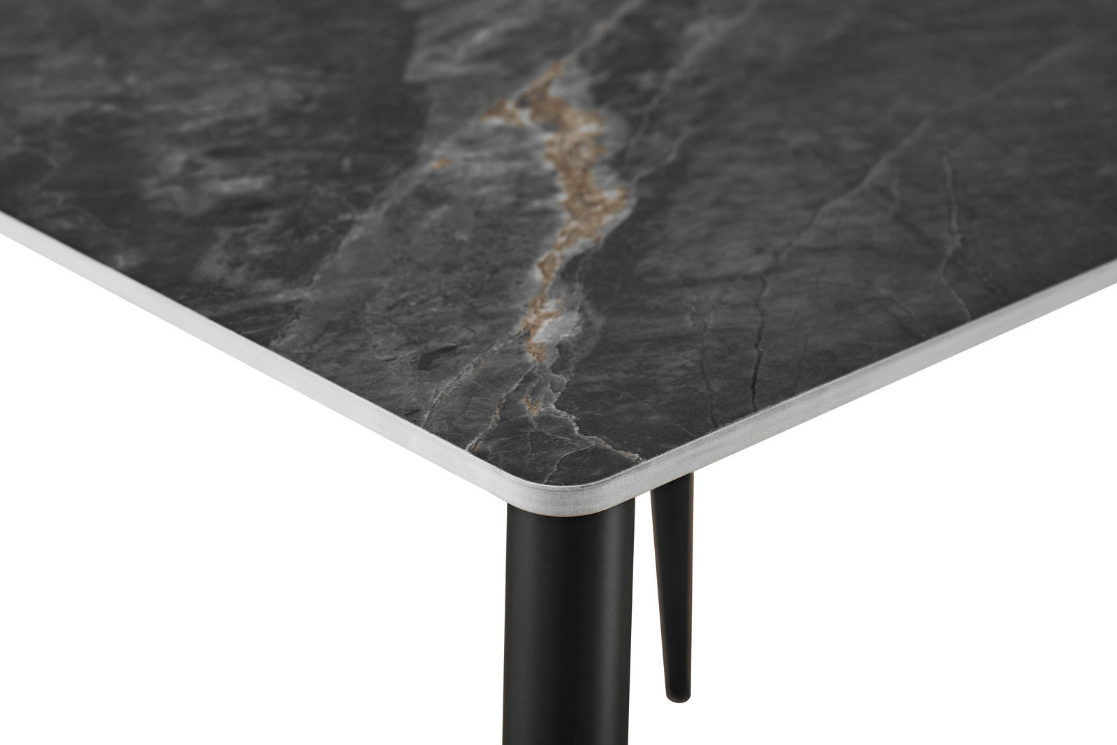 Nahaufnahme einer Tischkante mit dunkler, marmorierter Oberfläche und schwarzem Tischbein, perspektivisch von oben fotografiert.