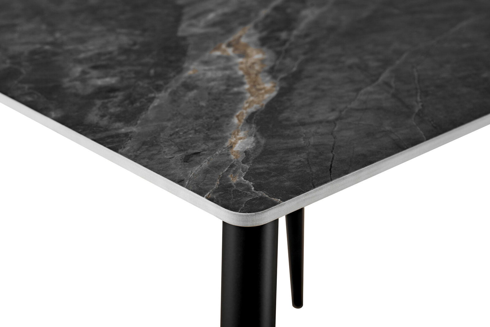 Nahaufnahme einer Tischkante mit dunkler, marmorierter Oberfläche und schwarzem Tischbein, perspektivisch von oben fotografiert.