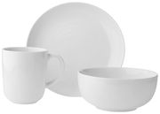 Weißes Kaffeeservice bestehend aus einer Tasse, einem Teller und einer Schüssel, frontal fotografiert.