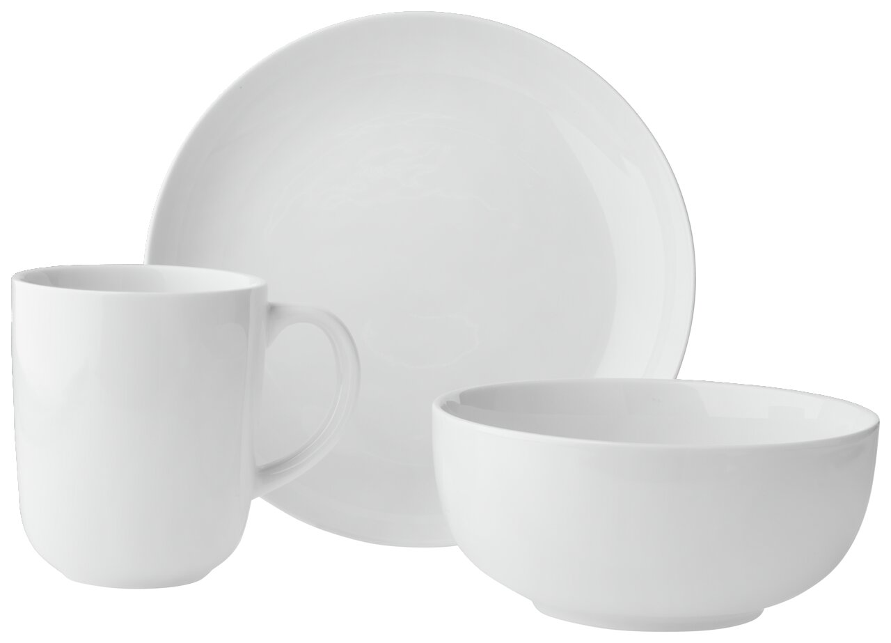 Weißes Kaffeeservice bestehend aus einer Tasse, einem Teller und einer Schüssel, frontal fotografiert.