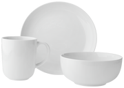 Weißes Kaffeeservice bestehend aus einer Tasse, einem Teller und einer Schüssel, frontal fotografiert.