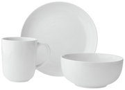 Wit koffieservies bestaande uit een kopje, een bord en een schaal, van voren gefotografeerd.