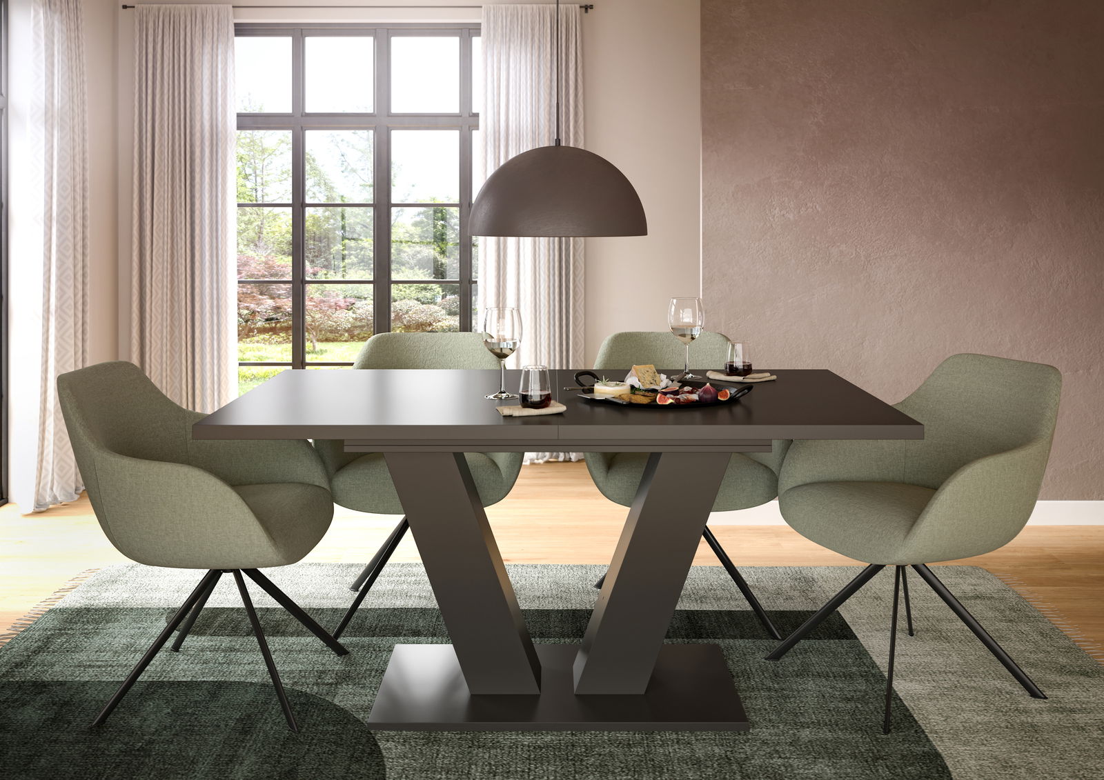 Moderner Esstisch mit V-förmigem Gestell, umgeben von vier grünen Stühlen, in einem hellen Raum mit großem Fenster, aus der Frontalperspektive.