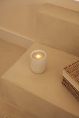 Outdoor-Kerze auf einer Treppenstufe, seitliche Perspektive