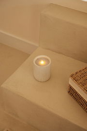 Outdoor-Kerze auf einer Treppenstufe, seitliche Perspektive