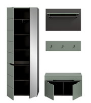 Modernes Garderoben-Set in Salbeigrün mit hohem Schrank (Türen geöffnet, Innenfächer sichtbar), Wandgarderobe mit Ablage und Kleiderstange, Hakenleiste und Sitzbank mit geöffneten Türen; Frontansicht/leicht perspektivische Darstellung auf weißem Hintergru