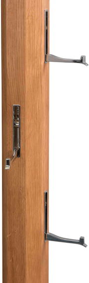 Garderobenpaneel aus Holz mit zwei ausklappbaren Metallhaken, seitliche Perspektive