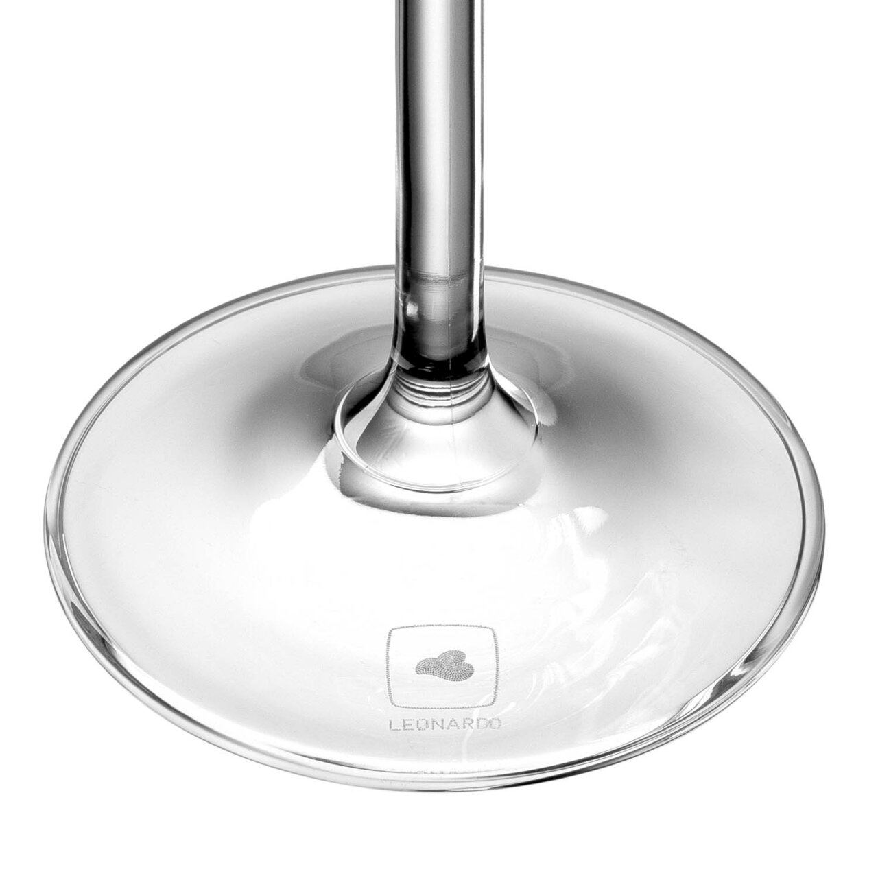 Nahaufnahme des Fußes eines Sektglases mit dem Logo 'LEONARDO'.