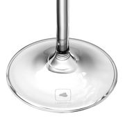 Nahaufnahme des Fußes eines Sektglases mit dem Logo 'LEONARDO'.