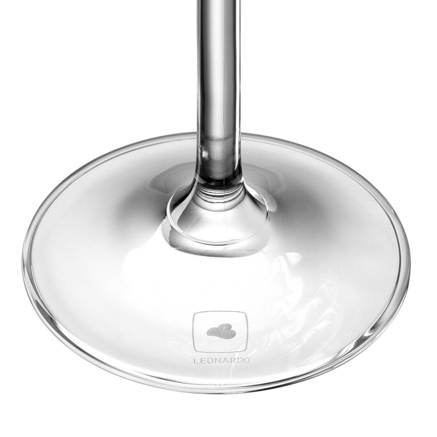 Nahaufnahme des Fußes eines Sektglases mit dem Logo 'LEONARDO'.