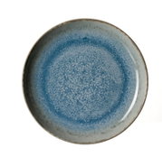 Runder Keramikteller in Blau-Grau mit gesprenkelter Glasur und braunem Rand, Draufsicht (von oben) auf weißem Hintergrund