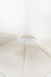 Nahaufnahme einer weißen Hängeleuchte mit fächerförmigem Design, von unten betrachtet.