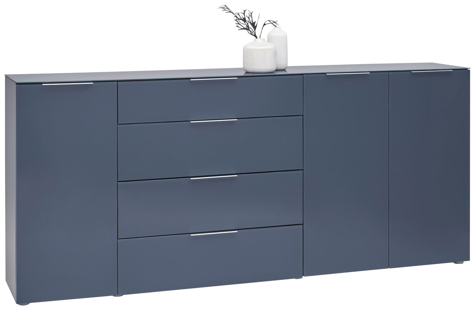 Voleo XL-Sideboard MALIN Blaues XL-Sideboard mit mehreren Schubladen und Türen, dekoriert mit zwei weißen Vasen, seitliche Perspektive