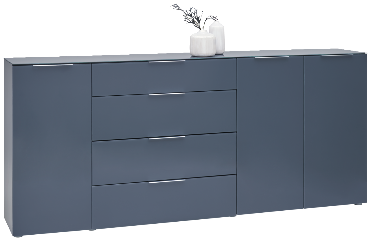 Voleo XL-Sideboard MALIN Blaues XL-Sideboard mit mehreren Schubladen und Türen, dekoriert mit zwei weißen Vasen, seitliche Perspektive