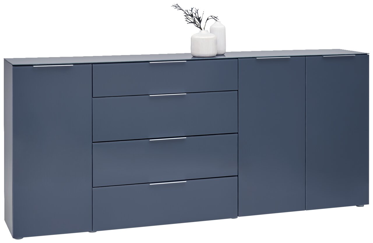 Voleo XL-Sideboard MALIN Blaues XL-Sideboard mit mehreren Schubladen und Türen, dekoriert mit zwei weißen Vasen, seitliche Perspektive