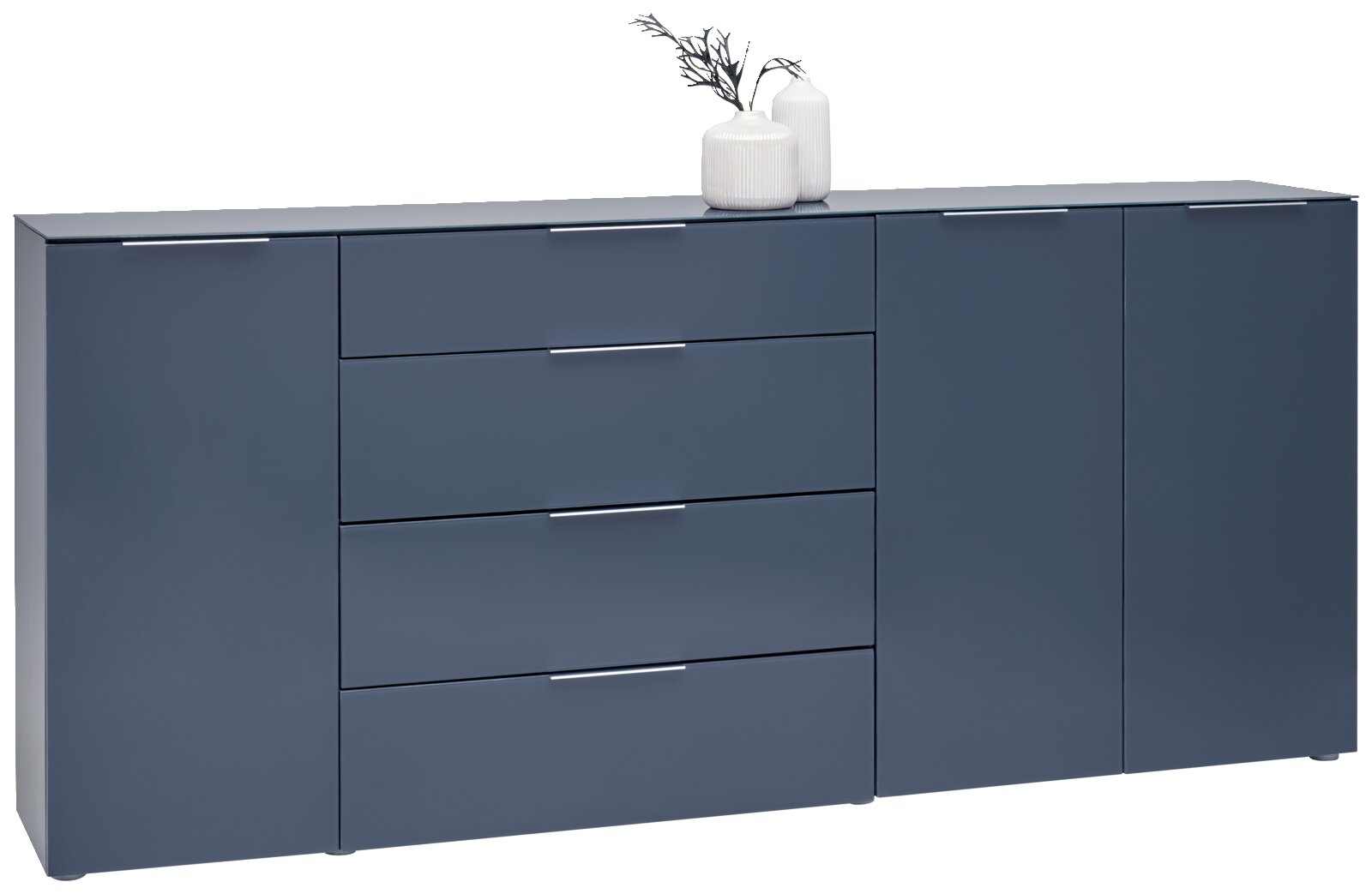 Voleo XL-Sideboard MALIN Blaues XL-Sideboard mit mehreren Schubladen und Türen, dekoriert mit zwei weißen Vasen, seitliche Perspektive