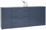 Blaues XL-Sideboard mit mehreren Schubladen und Türen, dekoriert mit zwei weißen Vasen, seitliche Perspektive