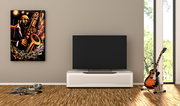 Modernes Wohnzimmer mit TV-Lowboard in Weiß, Flachbildfernseher, Gitarre und Jazz-Gemälde an der Wand, frontale Perspektive.