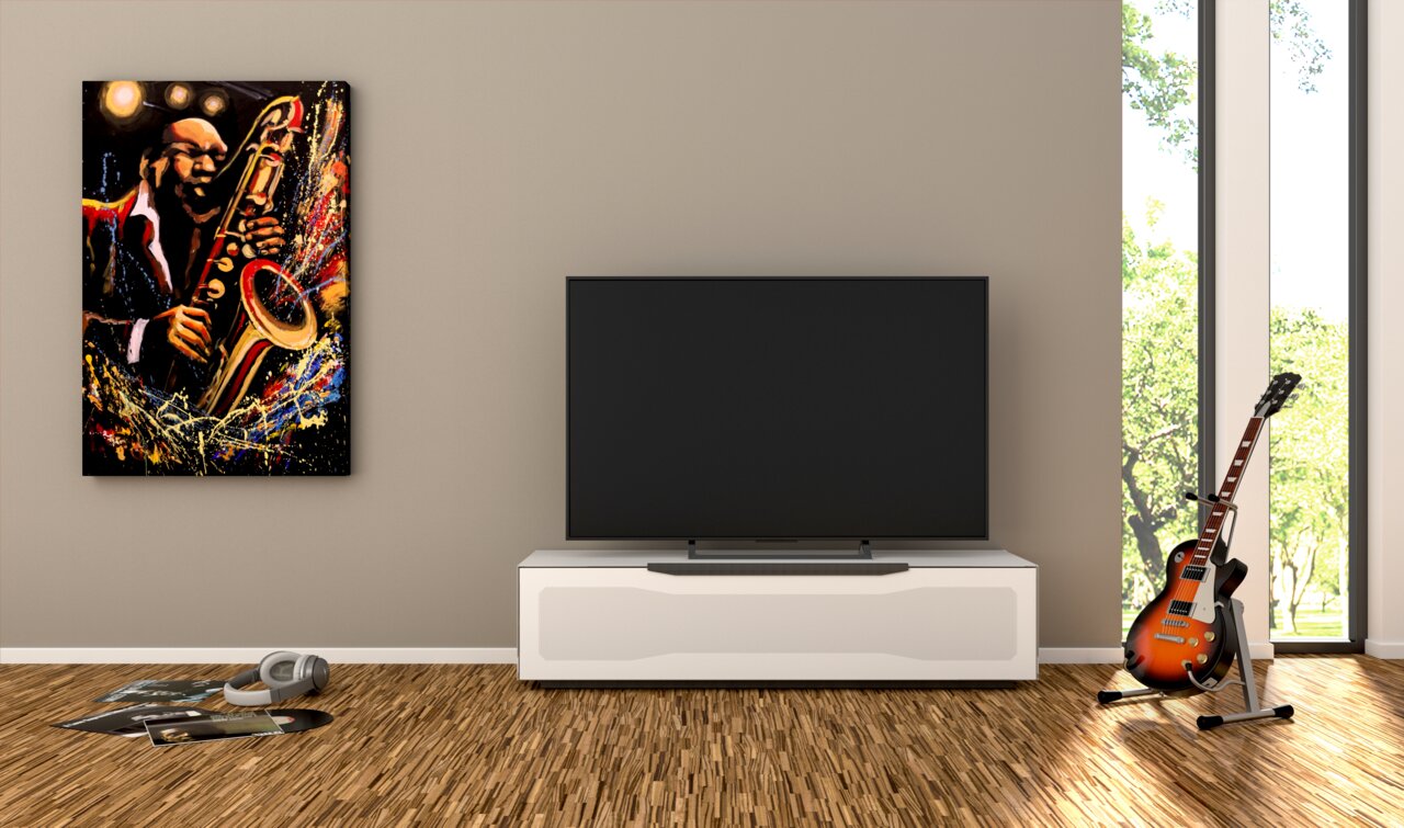 Modernes Wohnzimmer mit TV-Lowboard in Weiß, Flachbildfernseher, Gitarre und Jazz-Gemälde an der Wand, frontale Perspektive.