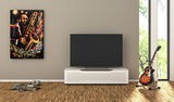 Modernes Wohnzimmer mit TV-Lowboard in Weiß, Flachbildfernseher, Gitarre und Jazz-Gemälde an der Wand, frontale Perspektive.