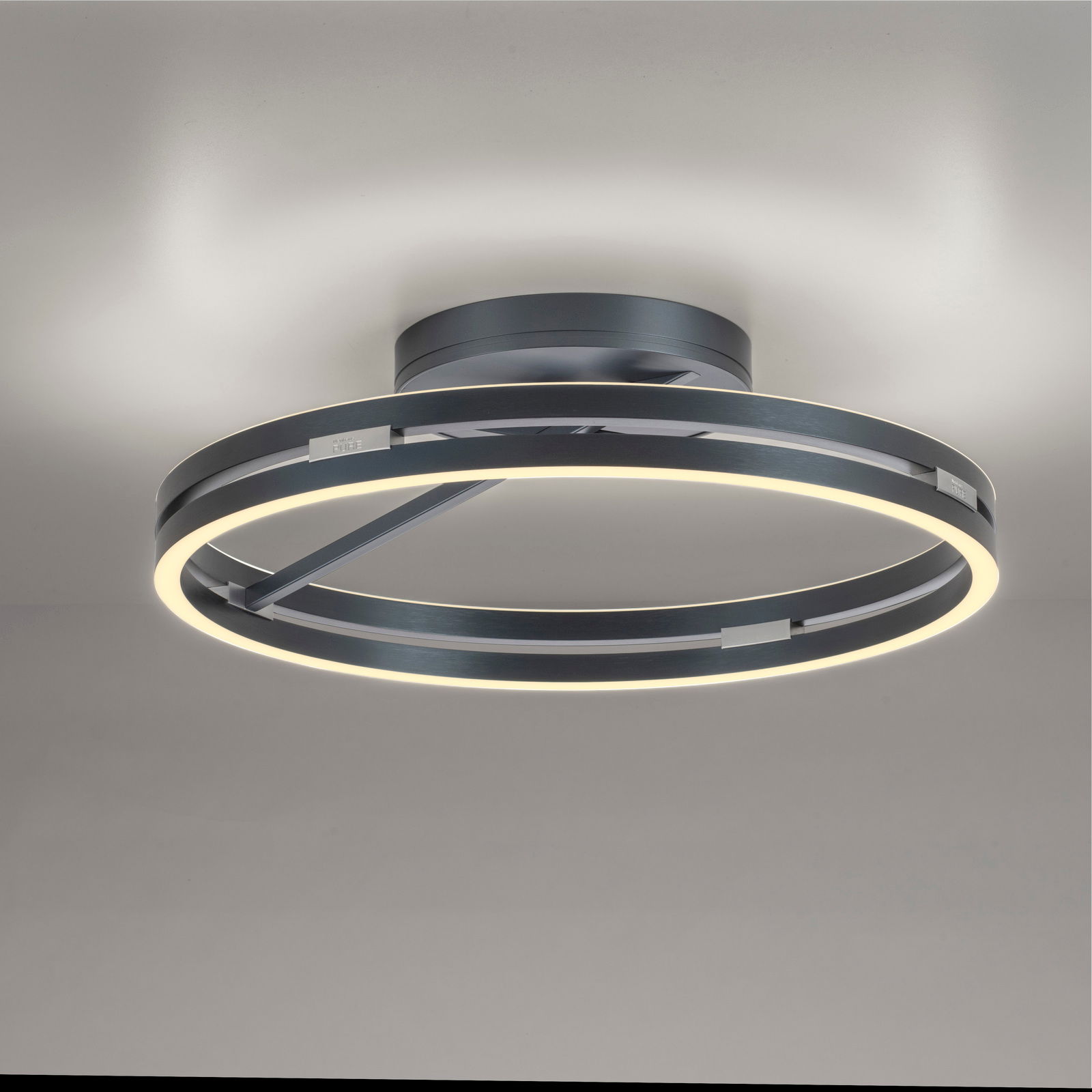 Moderne Deckenleuchte PURE LOOP von Paul Neuhaus in seitlicher Perspektive, mit elegantem, ringförmigem Design und sanfter LED-Beleuchtung.
