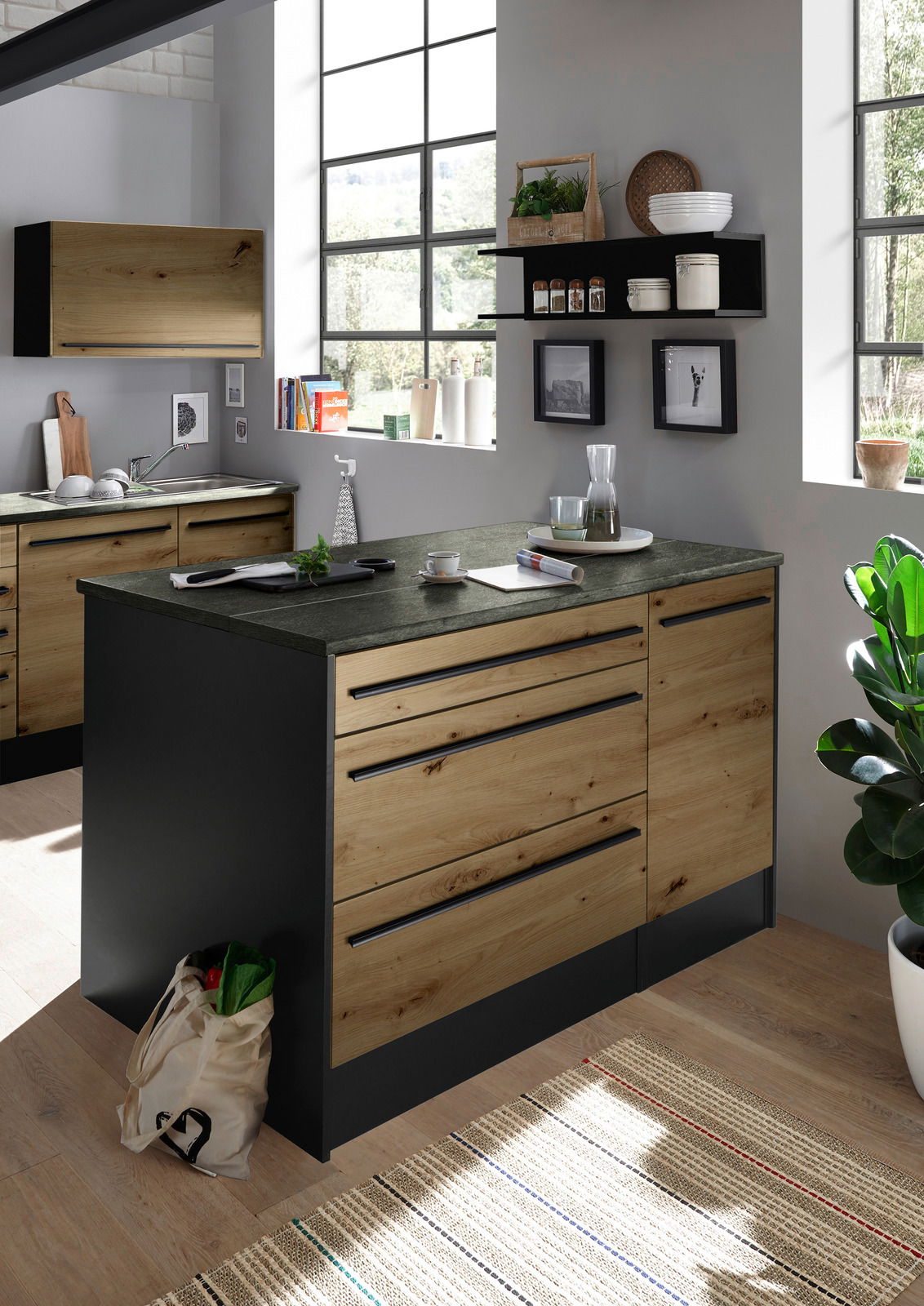 Moderne Kücheninsel aus Holz mit dunkler Arbeitsplatte, seitliche Perspektive