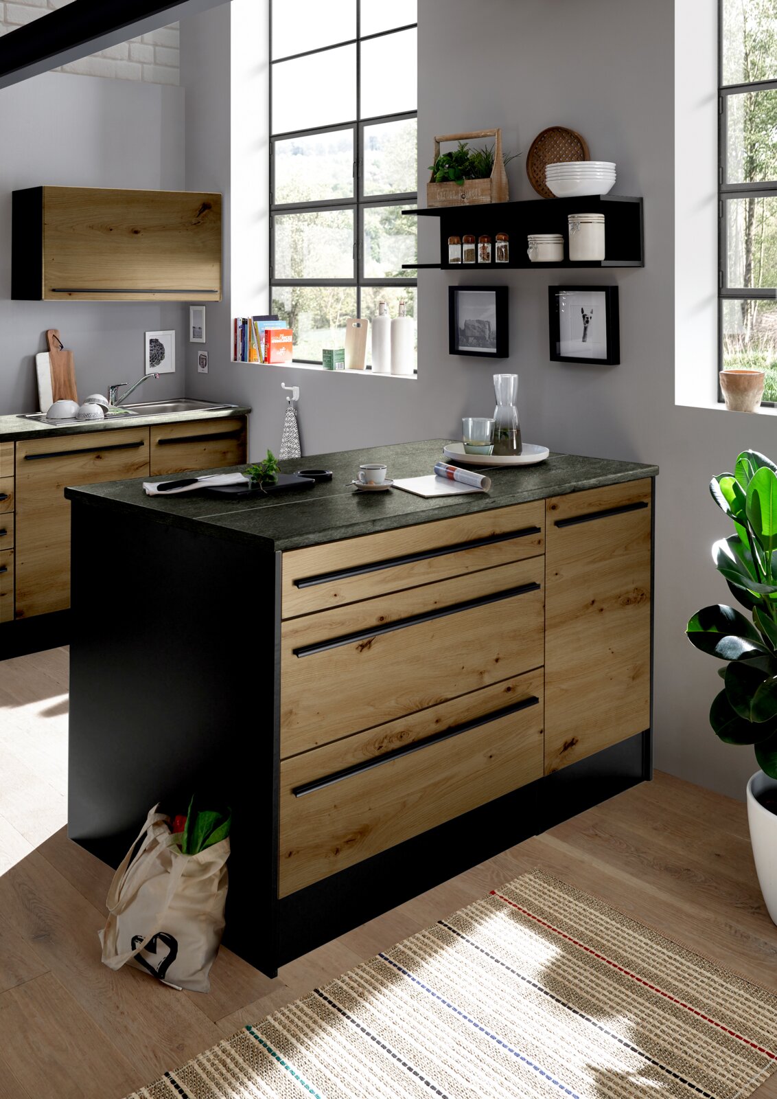 Moderne Kücheninsel aus Holz mit dunkler Arbeitsplatte, seitliche Perspektive