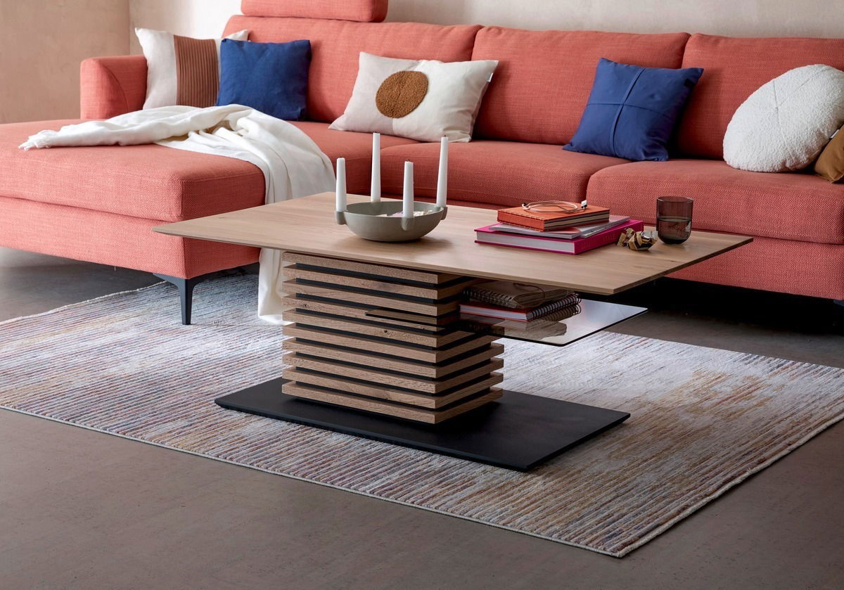 Moderner Couchtisch mit gestapeltem Holzdesign und rechteckiger Tischplatte, seitliche Perspektive.