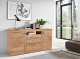 Holz-Sideboard in einem modernen Wohnzimmer, frontal betrachtet, dekoriert mit einer Lampe, Büchern und einer Pflanze.