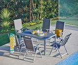 Gartenmöbel-Set mit sechs grauen Klappsesseln und einem Tisch auf einer Terrasse neben einem Pool, umgeben von grüner Vegetation, aus der Vogelperspektive.